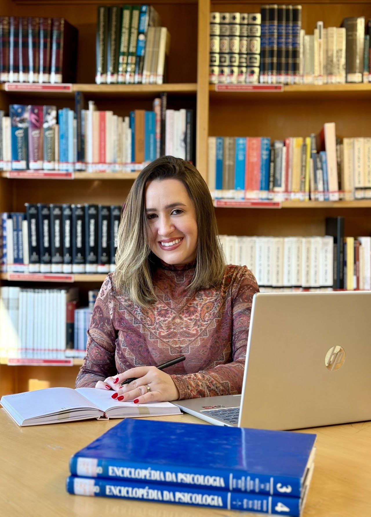 Mirelli Casé, psicóloga clínica, em uma biblioteca